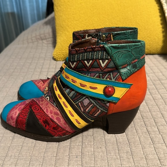 SoCoFy Ankle Boots - Picture 3 of 6